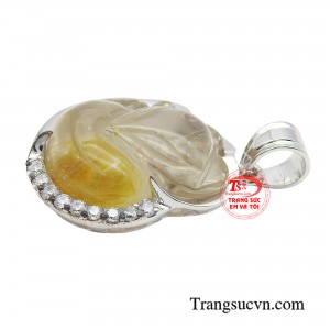 Sản phẩm được chế tác hoàn toàn từ đá thạch anh tóc vàng tự nhiên.