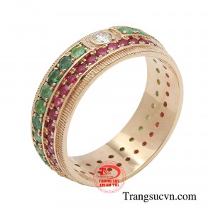 Nhẫn nam đá quý mệnh hỏa sử dụng kết hợp hài hòa 3 loại đá quý emerald, ruby và kim cương cùng chất liệu vàng hồng 18k cao cấp tạo nên một sản phẩm vô cùng ấn tượng.