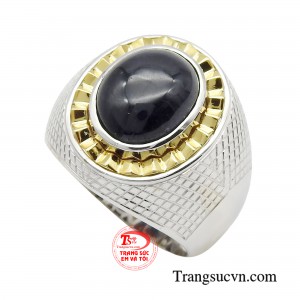 Chiếc nhẫn sử dụng đá quý Sapphire đen chất lượng cao được đặt ở trung tâm, tạo nên một điểm nhấn nổi bật và độc đáo.