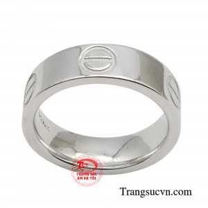 Chiếc nhẫn nam vàng trắng được chế tác tỉ mỉ tạo ra sự mượt mà bóng bẩy trên bề mặt nhẫn.