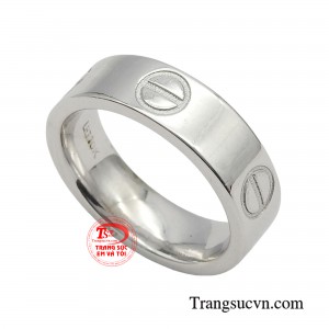 Đơn giản nhưng vẫn toát lên được nét sang trọng của người chủ sở hữu chiếc nhẫn nam vàng trắng nhờ sự kết hợp hài hòa trong thiết kế.