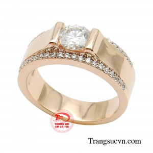 Chiếc nhẫn sử dụng chất liệu vàng 18k, được chế tác nguyên khối gắn đá cz lấp lánh, mang vẻ đẹp tinh tế, thời thượng