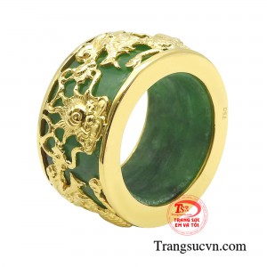 Nhẫn ngọc rồng vàng phú quý hỗ trợ năng lượng của ngọc cẩm thạch hội tụ sinh khí trời và đất kết hợp hình tượng con rồng trong phong thủy