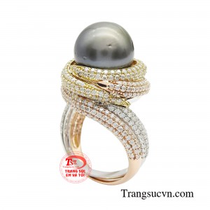 Nhẫn nữ ngọc trai đen hoàng gia thể hiện khí chất, tôn vinh vẻ đẹp kiêu sa của nàng.