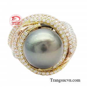 Sự kết hợp hoàn hảo giữa vẻ đẹp tự nhiên và sự tinh tế trong từng chi tiết đã tạo nên chiếc nhẫn ngọc trai tuyệt đẹp. 