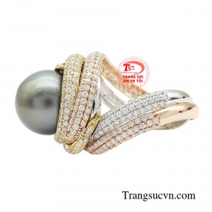 Đặc điểm nổi bật của mẫu nhẫn ngọc trai đen nằm ở vẻ đẹp tự nhiên và bí ẩn.