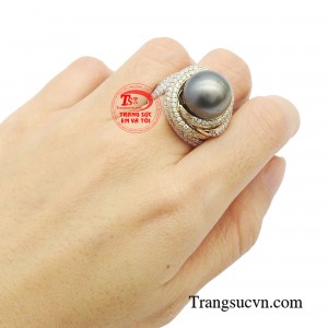 Nó không chỉ mang sức hút rất đặc biệt mà còn tạo sự tự tin, phong thái huyền bí, sang trọng cho người đeo. 