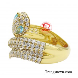 Giúp chiếc nhẫn hình rắn trở nên uyển chuyển, nữ tính nhưng cũng rất huyền bí và quyến rũ.