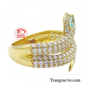 Nếu bạn là cô gái yêu thích sự cá tính, phong cách độc đáo, quyến rũ nhưng không kém phần gợi cảm thì chiếc nhẫn nữ hình rắn chính là món đồ phụ kiện không thể thiếu trong tủ đồ của mình.