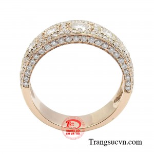 Các chi tiết đầy đặn cứng cáp, chạm khắc tinh xảo, chế tác cực kỳ công phu.