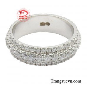 Chiếc nhẫn là món trang sức tạo nên sự gợi cảm cho bàn tay của phái đẹp cùng với đó là sự sang trọng và quyền lực với vẻ ngoài cực kỳ cuốn hút.