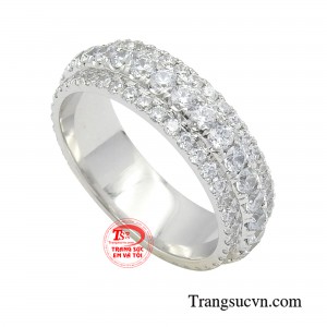 Không chỉ mê mẩn với vẻ đẹp thời thượng nhưng cũng đầy duyên dáng của món trang sức này, chị em còn yêu thích chiếc nhẫn bởi giá trị và thể hiện được cá tính của bản thân.