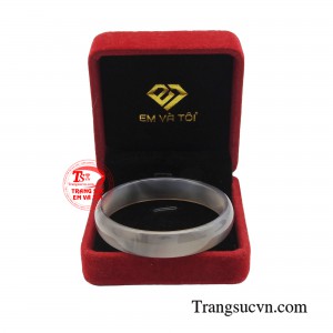 Nhờ vậy mà người đeo được bình tĩnh, có sức mạnh tinh thần để vượt qua mọi khó khăn, thử thách.