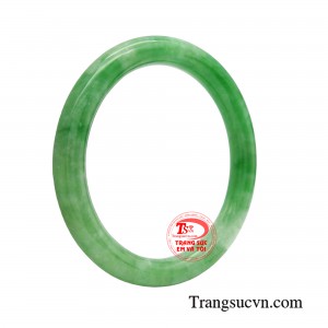 Ngoài tác dụng làm đẹp ra, vòng cẩm thạch còn được yêu thích bởi khả năng đem lại may mắn, sức khỏe và tiền tài cũng như giúp xua đuổi tà ma, những điều đen đủi cho người đeo chúng. 