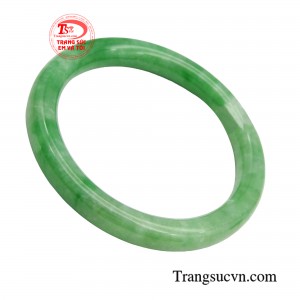 Bên cạnh đó, vòng cẩm thạch còn có tác dụng giúp giảm bớt lo lắng, căng thẳng và giúp cho tinh thần luôn lạc quan, thoải mái nên rất được nhiều người tin dùng làm vòng hộ mệnh.