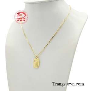 Tuyệt vời hơn nữa khi bạn thổi hồn cho chúng bằng những thông điệp, lời nhắn được khắc tinh tế lồng vào chiếc mặt dây.