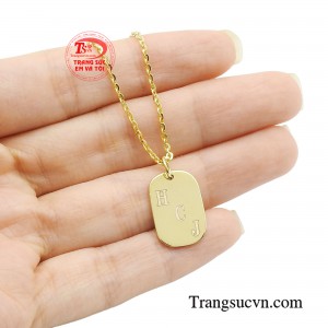 Họ khắc lên tên một nửa của mình, khắc lên thông điệp yêu thương của đôi bạn trẻ.