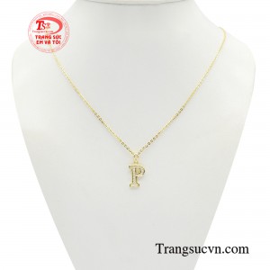 Bộ dây chuyền chữ vàng phong cách mang một thông điệp ý nghĩa, như một lời nhắn nhủ dành tặng cho chính người đeo.