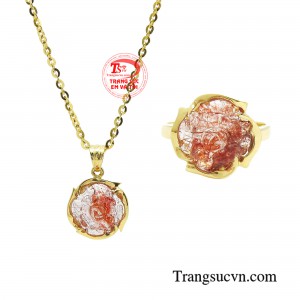 Bộ dây chuyền hoa mẫu đơn kiêu sa kết hợp giữa đá thạch anh tóc đỏ và vàng 10k tạo nên sự tương phản hoàn hảo, thể hiện sự hòa quyện giữa vẻ đẹp tự nhiên và sự quý giá của trang sức.
