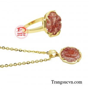 Thạch anh tóc đỏ gợi lên cảm giác lãng mạn và hạnh phúc trong các mối quan hệ tình cảm.