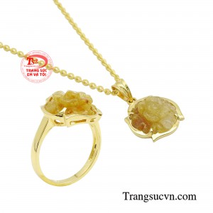 Mang theo năng lượng tích cực từ thiên nhiên mẫu đơn với những sợi rutile tóc vàng óng ánh, sẽ góp phần bổ trợ cho nàng mến yêu hoá giải những mệt mỏi căng thẳng trong công việc, gia tăng tài lộc cùng nhiều niềm vui trong cuộc sống.