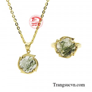 Bộ dây chuyền hoa mẫu đơn thời thượng là món quà mang ý nghĩa cực kì tốt đẹp dành tặng chị em phụ nữ.