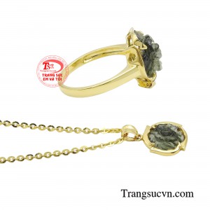 Đeo trang sức từ hoa mẫu đơn giúp cho người sở hữu có được những bước tiến vượt bậc về mặt về sự nghiệp và tình duyên. 