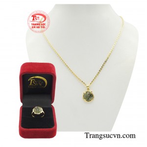 Không những vậy thiết kế bộ trang sức được trau chuốt tinh xảo, với đá chủ thạch anh tóc xanh tạc hình hoa mẫu đơn, tạo nên một vẻ đẹp độc đáo và tự nhiên không thể nào lẫn vào đâu được.