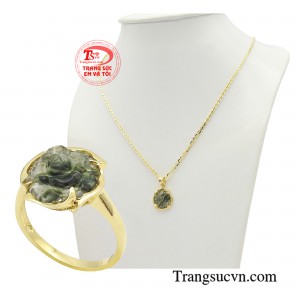 Thạch anh tóc xanh với màu sắc và các tinh thể hình que nổi bật mang đến sự thu hút cho mẫu trang sức này.