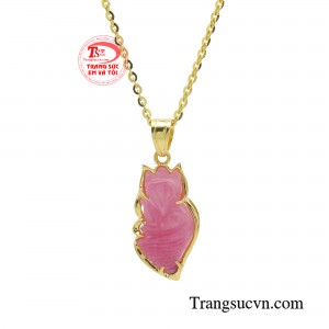Không chỉ hỗ trợ gắn kết tình cảm thêm mặn nồng, mà khi đeo bộ dây chuyền còn giúp người mang khẳng định được vị thế của bản thân.