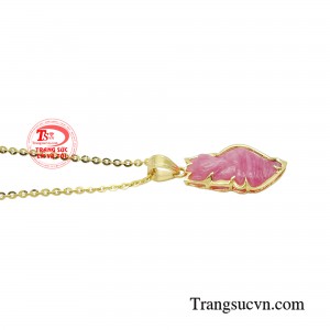 Hơn nữa, màu đỏ là màu của may mắn, giúp người đeo cải thiện được vận may trong cuộc sống.