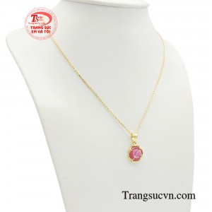 Những cánh hoa uyển chuyển sắc nét được người thợ đá quý thổi hồn vào kết hợp cùng năng lượng diệu kỳ của đá ruby rực rỡ.