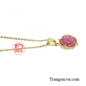 Hoa mẫu đơn ruby mang sắc đỏ là biểu trưng cho tình yêu vĩnh hằng sẽ đơm hoa kết trái, giúp cho tình cảm lứa đôi ngày càng nồng thắm hạnh phúc vững bền.