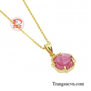 Người ta tin rằng, khi sở hữu bộ dây chuyền được chạm khắc hoa mẫu đơn ruby là sẽ có được sức khỏe và lòng tự tin, sự quyết đoán để đi tới vinh quang, đồng thời được bảo vệ bình an.