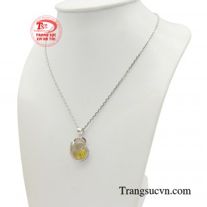 Từng đường nét chạm khắc trên đá sắc nét, chất đá trong, có độ bóng và được mài dũa cẩn thận.