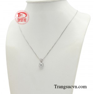 Món trang sức này nổi bật với thiết kế được trang trí vô số những viên đá cz lấp lánh đầy mê hoặc. 