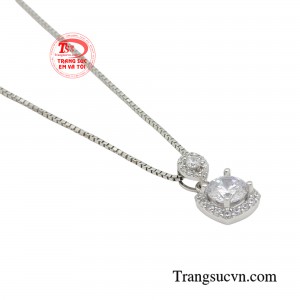 Đây là món trang sức tinh tế tao nhã mà phái đẹp không thể cưỡng lại, giúp nàng thêm phần dịu dàng, thanh lịch, và có một sức hút kỳ lạ với nửa kia. 