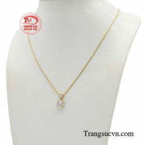 Một chút ngẫu hứng từ mặt dây chuyền hiện đại tươi tắn phù hợp với những quý cô nền nã, dịu dàng.