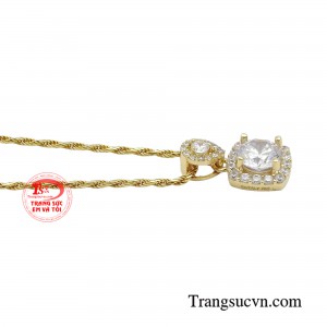 Không quá cầu kì mà vẫn mang lại điểm nhấn ấn tượng, đó chính là sức hút khi quý cô chọn khoác lên người bộ dây chuyền thời thượng phong cách.