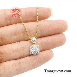 Vừa tô đậm vẻ đằm thắm nữ tính, vừa là mảnh ghép mới mẻ và trẻ trung cho phong cách của quý cô hiện đại. 