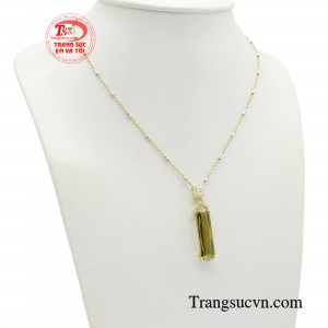 Không những vậy tinh thể tourmaline còn là một loại đá chữa lành mạnh mẽ và có thể giúp thanh lọc năng lượng tiêu cực, tạo ra một lá chắn bảo vệ người dùng khỏi môi trường xung quanh.