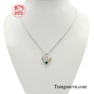 Bộ dây chuyền trái tim emerald đẳng cấp được chế tác từ vàng trắng thời thượng cùng đá emerald rực rỡ tinh tuyển, tất cả tạo nên dáng vẻ quyến rũ để phái đẹp rạng rỡ hơn.