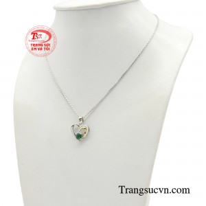 Bộ dây chuyền Emerald sở hữu vẻ đẹp sang trọng, quý phái, có khả năng nâng tầm đẳng cấp cho phái đẹp. 