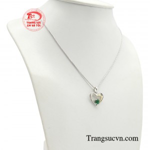 Không những vậy, bộ dây chuyền với kiểu dáng hình trái tim ngọt ngào sẽ giúp vẻ ngoài của bạn thêm phần nhẹ nhàng và thu hút hơn.