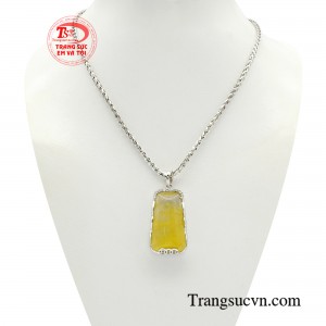 Bộ dây thạch anh tóc bọc vàng tài lộc là sản phẩm được rất nhiều người yêu thích bởi nó có ý nghĩa phong thủy tích cực, hỗ trợ may mắn, tài lộc cho người sử dụng.