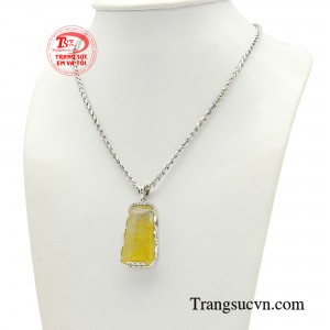 Đá thạch anh tóc vàng là biểu tượng của tiền tài chính vì vậy mặt dây chuyền thạch anh tóc vàng sẽ hỗ trợ rất tốt cho bạn trên con đường công danh, tài lộc.