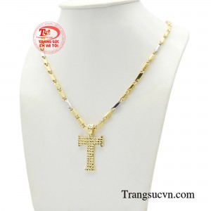 Một bộ dây chuyền được làm từ chất liệu vàng cao cấp sẽ là mảnh ghép hoàn hảo cho tổng thể trang phục.