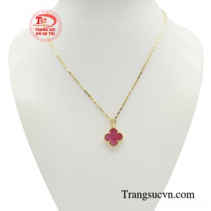 Bộ mặt dây ruby may mắn là mẫu trang sức đem lại sự sang trọng, đẳng cấp cho người đeo. 