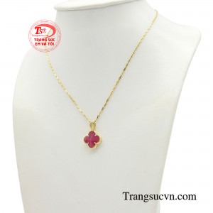 Ruby biểu trưng cho sự ấm áp và nồng cháy, là màu sắc của quyền lực và đam mê. 