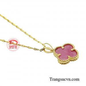 Đá ruby mang trong mình nguồn linh khí dồi dào và nguồn năng lượng mạnh mẽ nên trong đời sống